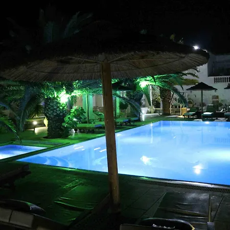 מלון Petinaros 4*