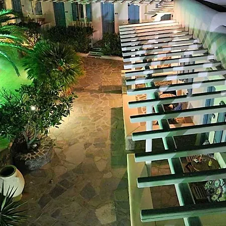 佩缇那罗斯酒店 酒店